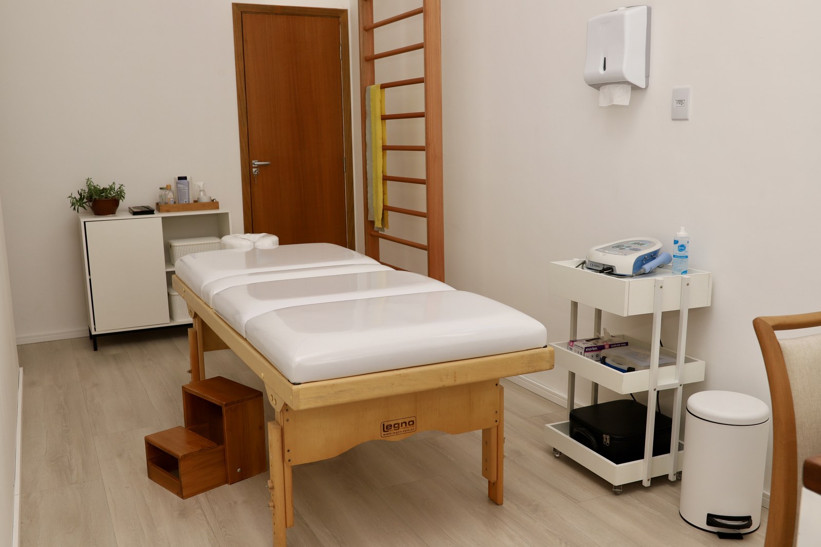 Sala de atendimento do Paola Studio com maca Legno, escada sueca e equipamentos de fisioterapia